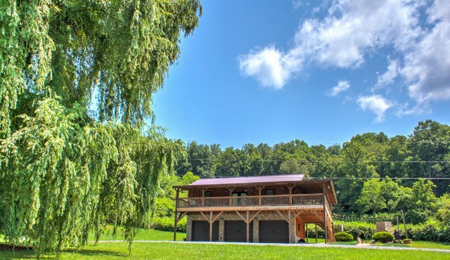 Dillingham Dacha | Country Charm, Patio & Deck + Biltmore Pass