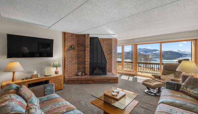 Dillon Lake 2 BR Condo-Pool, Hot Tub, 4 lift passes at Keystone-Breck & Arapahoe