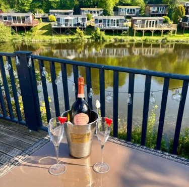 Dillons Lakeside Lodge