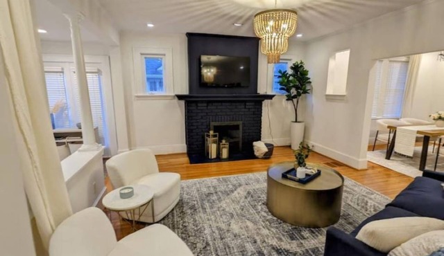 Dilworth, Walk To Atrium Health, Freedom Park, Restaurants, & Lightrail!