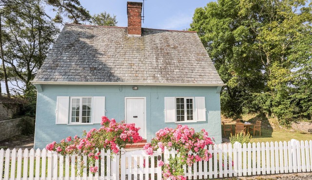 DINAM LODGE, character holiday cottage, with open fire in Llangaffo