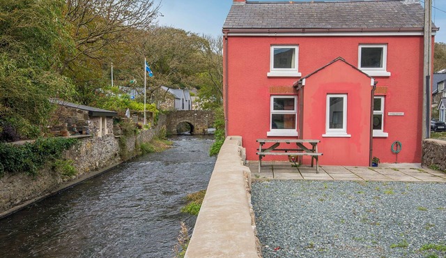 Dingle Cottage, Holiday Cottage Solva, Sleeps 4, 2 bedrooms, bathrooms