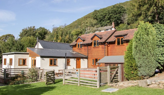 DINGLE COTTAGE, pet friendly, with hot tub in Stiperstones