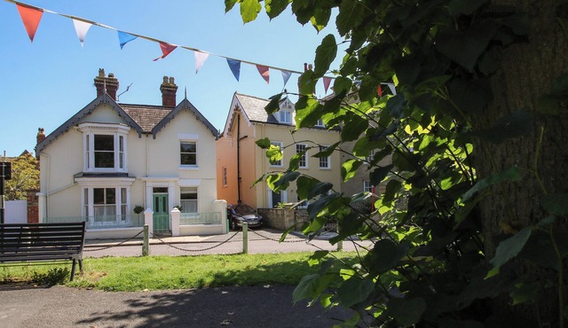 DINHAM COURT, pet friendly, character holiday cottage in Ludlow