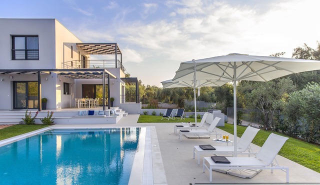 Dione, Modern Private Villa With Swimming Pool