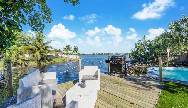 Dior Gorgeous Waterfront Villa, Infinity Pool & Hot Tub, Poker & Cinema rooms