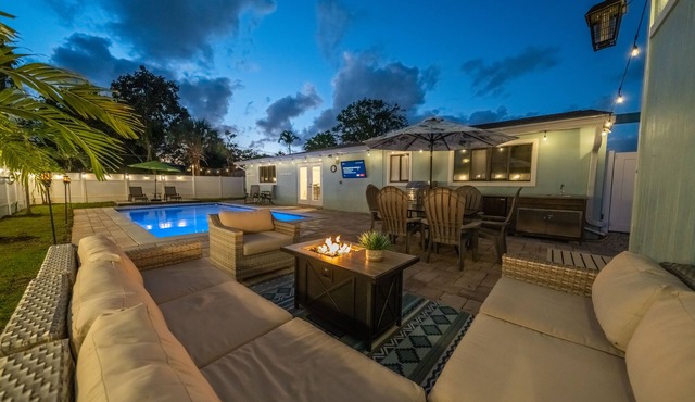Dip n' Sip Oasis: Heated pool, close to the beach & Atlantic ave!