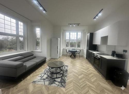 Dippen Hall Signature Apartment - Minutes From Gatwick Airport