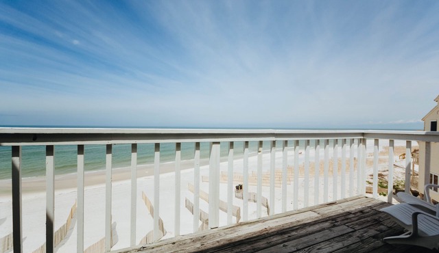 Direct Beachfront, gorgeous sunsets, gated community, north Cape near state park