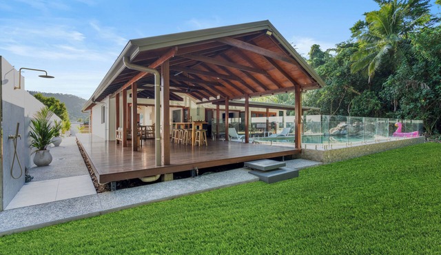 Direct Beachfront Spacious 5-bedroom villa in beautiful Wonga Beach with WIFI