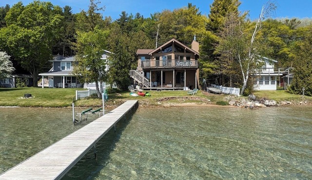 Direct Crystal Lake sandy swimming home. Kayaks, dock, firepit, AC. Dog ok