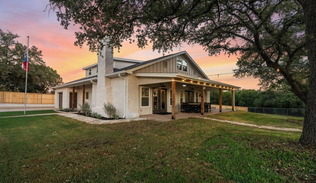 DIRECT LAKE ACCESS in a boutique-style lakehouse on Lake Whitney!