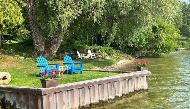 Direct Lake Leelanau sunset view, fire pit, grill, dock, boat lift, dog ok
