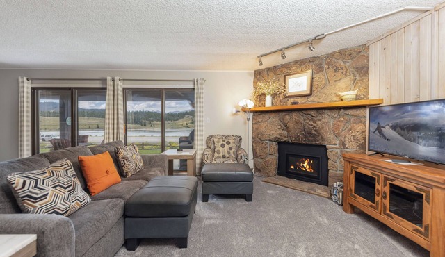 Direct Lake Views, Modern Condo on Lake Dillon, Minutes to Keystone, On Bus Route