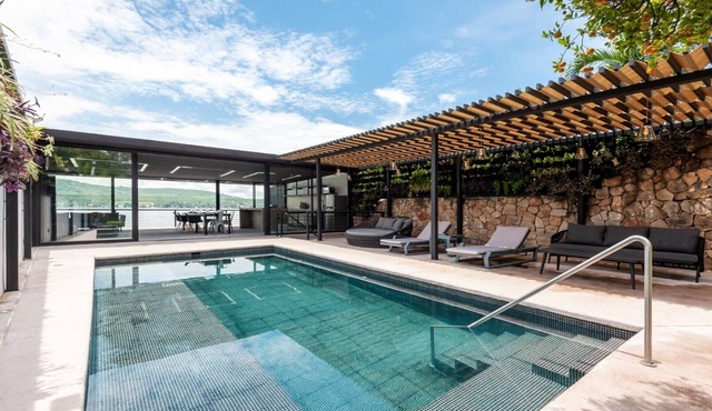 Direct lakefront total home in Teques, spa, gym, karaoke, games room, staff