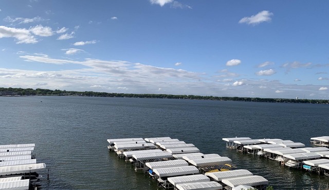 Direct Lakeside View, 5 bed, 2.5 bath Condo at Bridges Bay