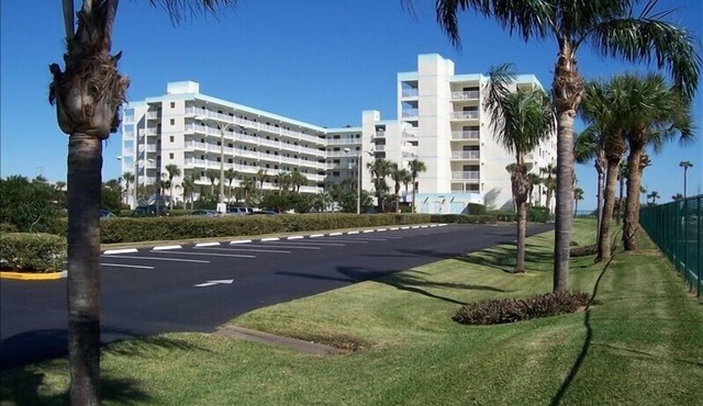 Direct Ocean, 3 bdrm 2 bathrm condo, wrap around balcony, WIFi, beautiful