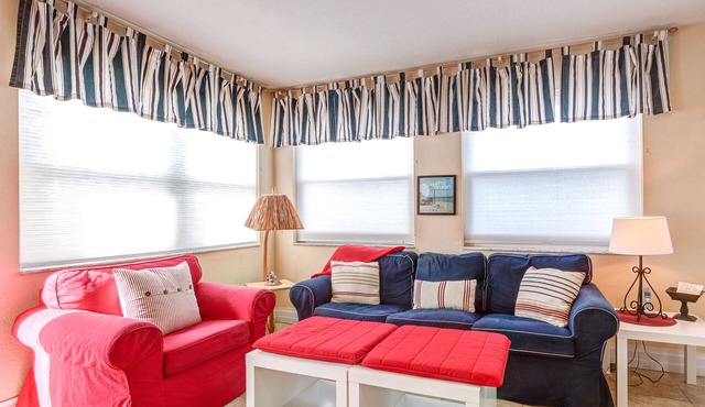 DIRECT OCEAN FRONT Ground Floor 2bed/2bath Great for Families