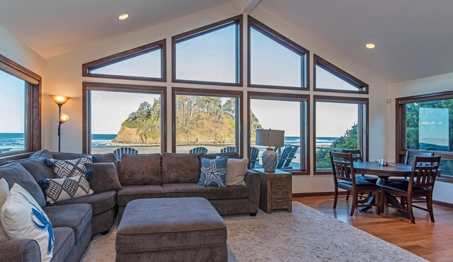 DIRECT OCEAN FRONT, Newly Remodeled, 7 BDRM, 5.5 bath, Hot tub, beach access