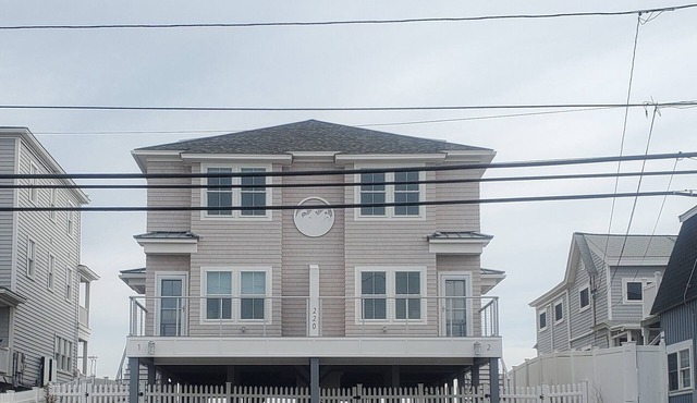 Direct Ocean Front Salisbury Beach North SidenStep out onto sand!
