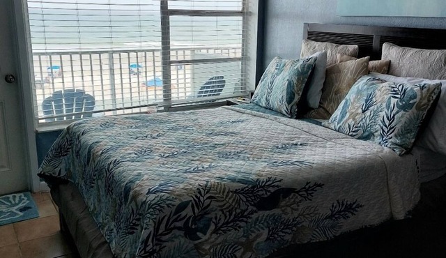 DIRECT OCEAN FRONT Awesome view Sleeps up to 4. BEAUTIFUL