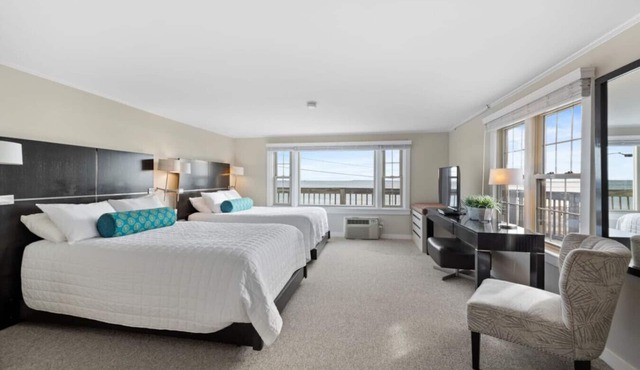 Direct Ocean Views! 2 Double Beds + Kitchenette (108)