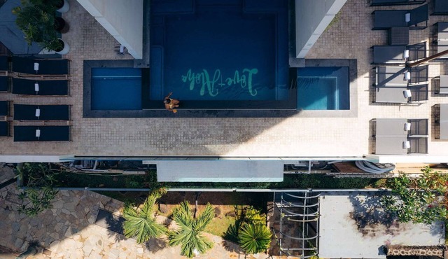 Direct Ocean Views + Infinity Pool. Sauna. Bar.