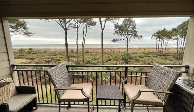 Direct Oceanfront, Private Balcony, WIFI, King bed, walk-in-shower, central air