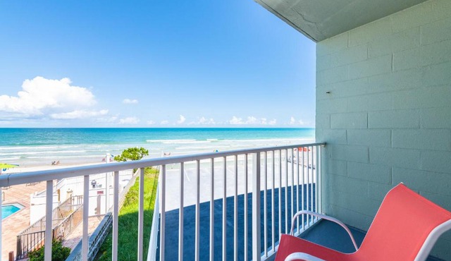 Direct Oceanfront Private Balcony Tiki King bed