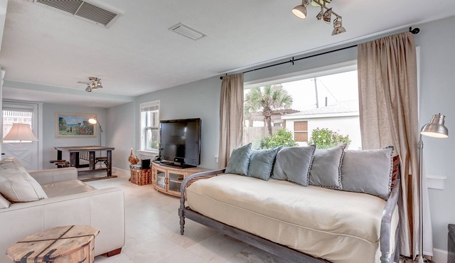 💲DIRECT OCEANFRONT Romantic Cottage💲 Best Beach - Walk to Restaurants - Downtown only 5 Miles