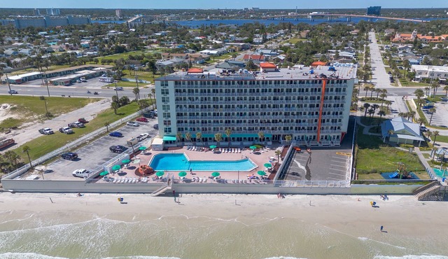 Direct Oceanfront Condo, Daytona Beach, sleeps 4 - with pool