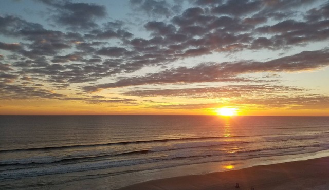 Direct Oceanfront 6th Floor Delightful Condo, 2-BA, sleeps 4. Daytona Beach FL