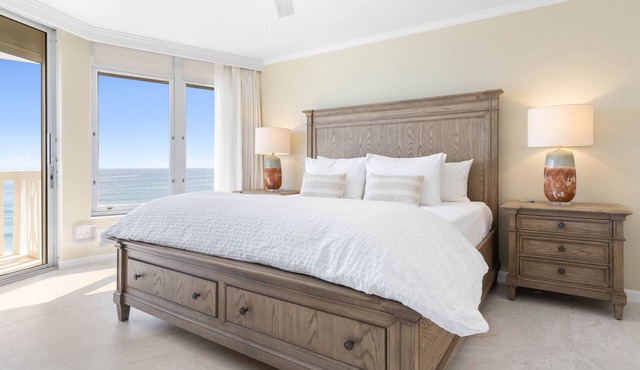 DIRECT OCEANFRONT PENTHOUSE, Newly Renovated Luxury Condo, Breathtaking Views
