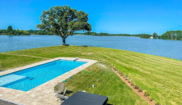 Direct waterfront access to the Chesapeake Bay with pool and hottub
