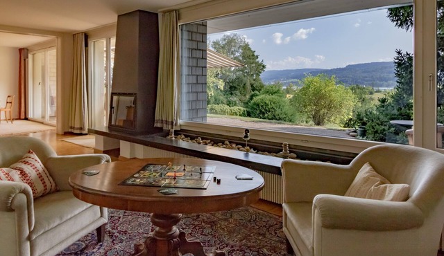 Directly at the nature reserve, nevertheless by S-Bahn in 15 minutes in Zurich city