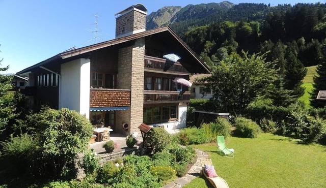 Directly in Oberstdorf, quiet location, mountain railroads can be booked free of charge in summer in Oberstdorf