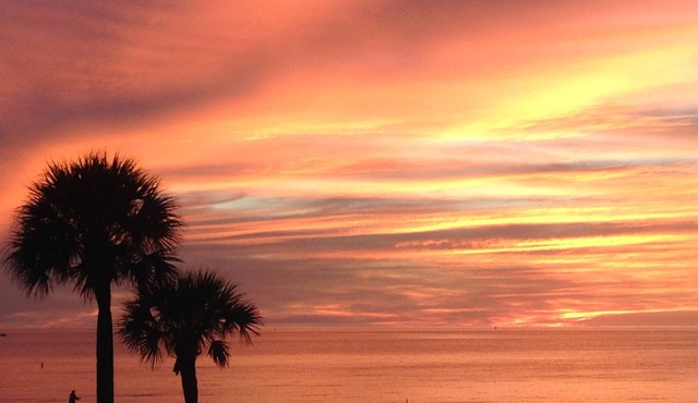 DIRECTLY ON BEACH - ST PETE BEACH PASS-A-GRILLE - Awesome Sunsets from Balcony