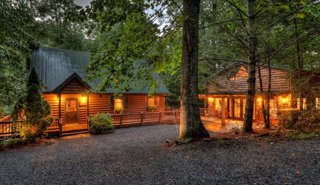 Directly on Big Creek/Hot Tub/Game Room/Outdoor Living Space/Remote/True Cabin