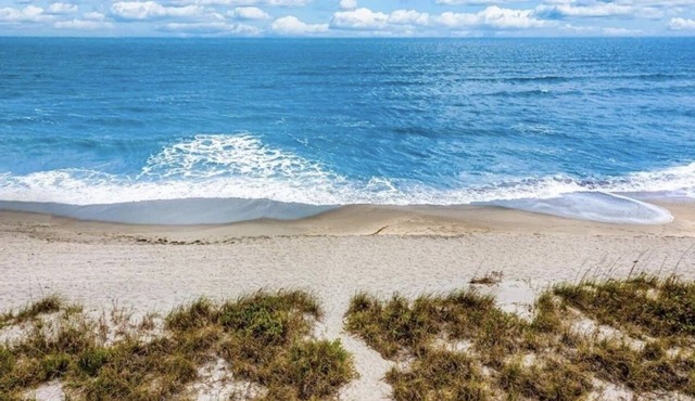 DIRECTLY ON PRIVATE BEACH! AMAZING PANORAMIC GULF VIEWS! MODERN, COZY CONDO