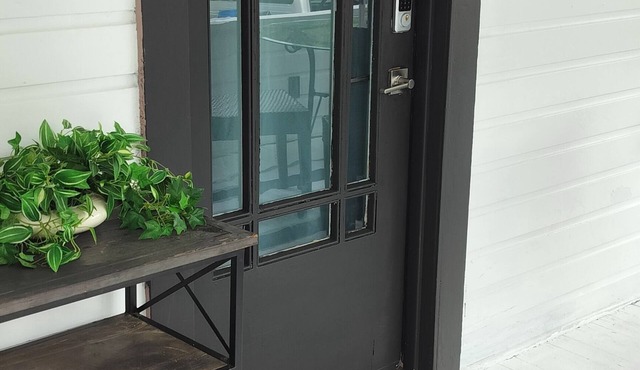 Directly on Riverwalk in Downtown Bradenton Walking trail out your front door!
