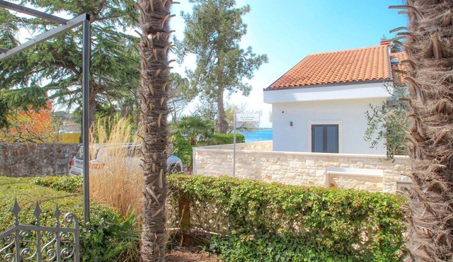 Directly on the Adriatic Sea with garden, barbecue, private terrace