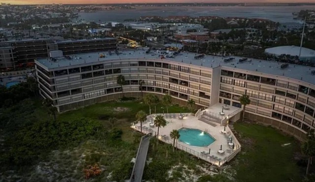 Directly on the beach 2-Bedroom 2- Bath condo in tranquil St. Pete Beach