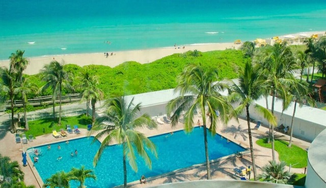 Directly on the Beach with Pool & Ocean access !