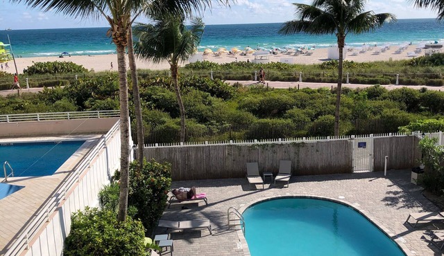 Directly on the beach with Free beach lounges! Best location in South Beach