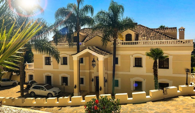 Directly on the Golf course.Huge Golf and Spa Mansion 8 min from Puerto Banus