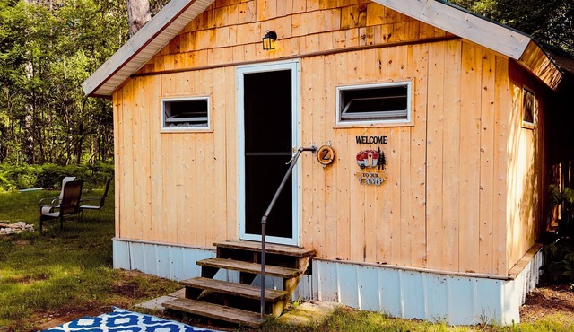 Directly on the White Pine Trail. Sleeps 6, full bathroom, and kitchen.