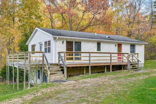 ‘Dirt Road Digs’ - Quiet Home in Lakeville!