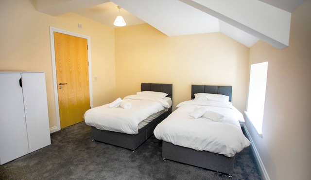 Disabled-access king-sized room in a friendly 1852 pub and 4-star B&B.
