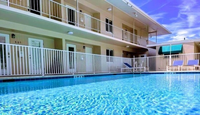 Disaster Team Discounts!! #805·OLDE NAPLES DOWNTOW /WONDERFUL 2BED,1BATH/WALK TO BEACH/POOL, PETS