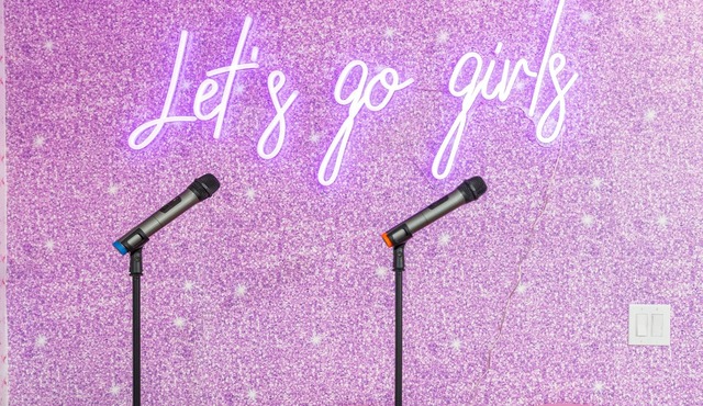 Disco Cowgirl Bachelorette Bash Pad - Pool - Karaoke - 5 Queen Beds - Downtown